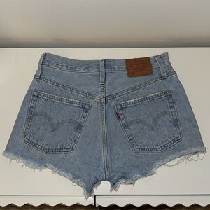 Aritzia Levis 501 denim shorts